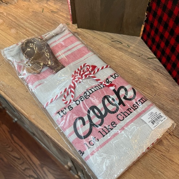 NWT Mud Pie  “it’s beginning to cook a lot like Christmas” tea towel & spoon - Picture 4 of 7